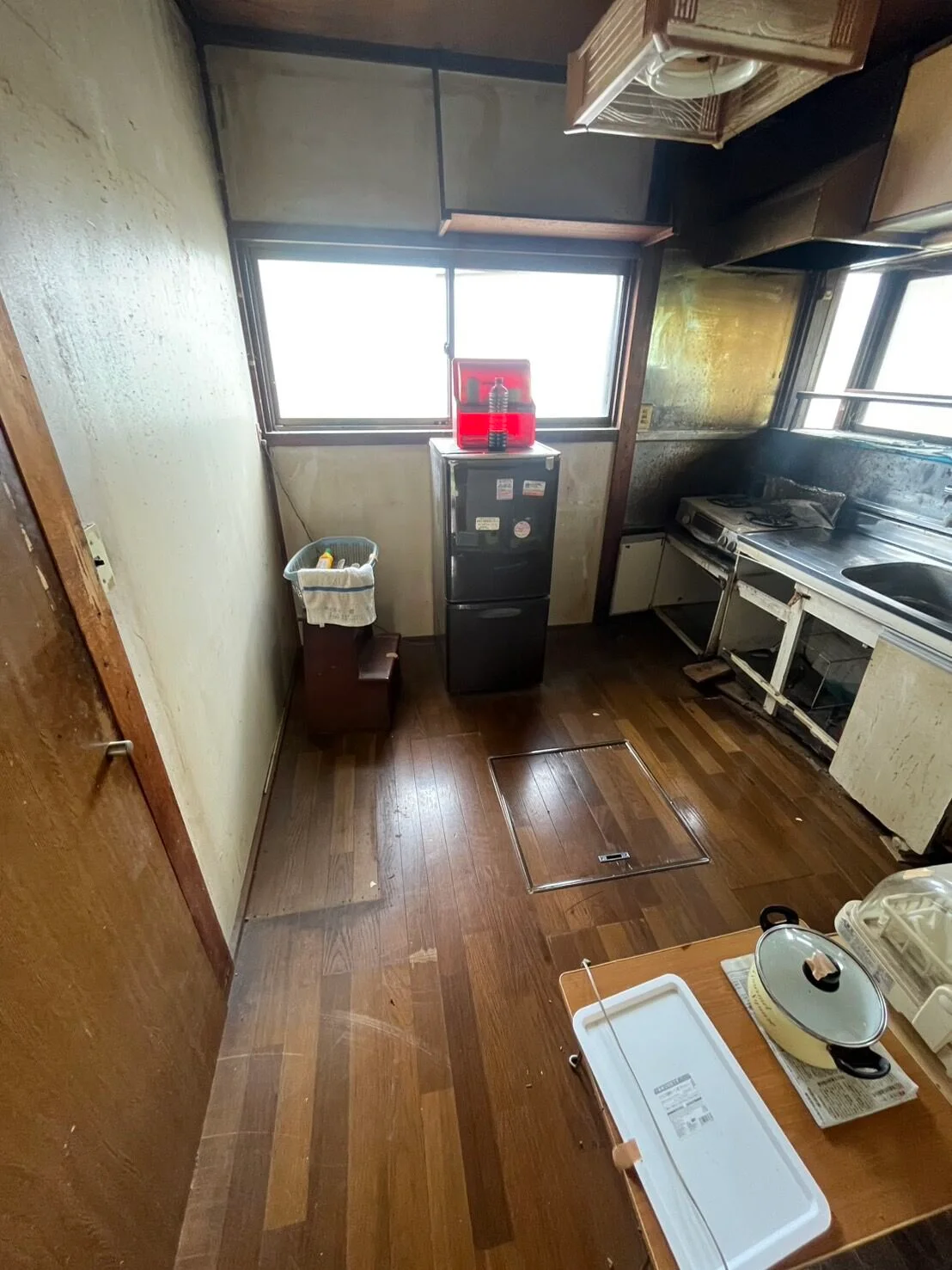 片付け後：荷物が減り、床が見えるようになった台所