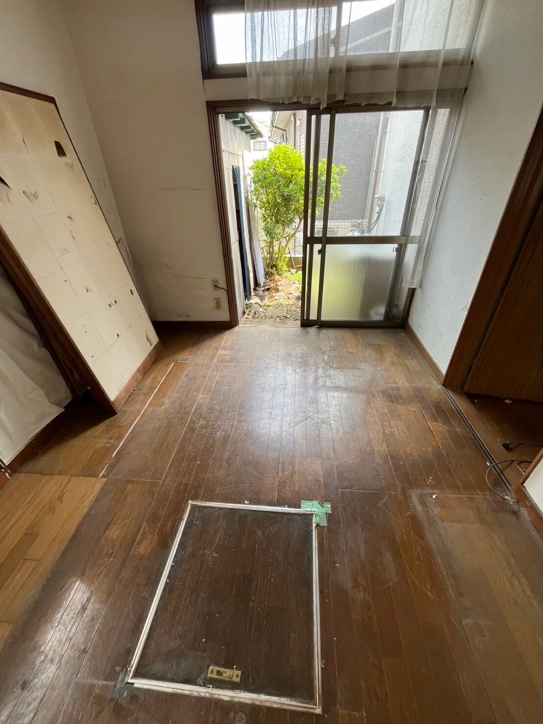 片付け後：荷物がなくなり、床が見えるようになった部屋